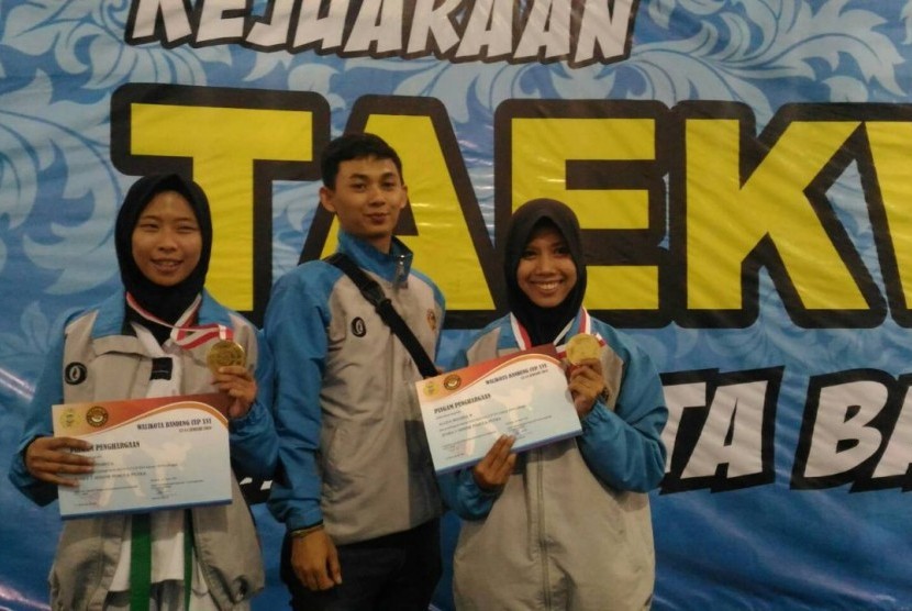 Dua atlet taekwondo Universitas BSI Bandung berhasil meraih medali emas di kejuaraan Walikota Cup XVI Bandung 2018.  