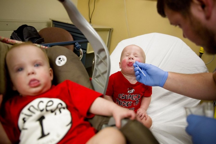 Dua bayi sedang mendapatkan perawatan di Pusat Kesehatan Upson Regional di Thomaston, Georgia, AS, Jumat (9/2). AS tengah mengalami wabah flu.