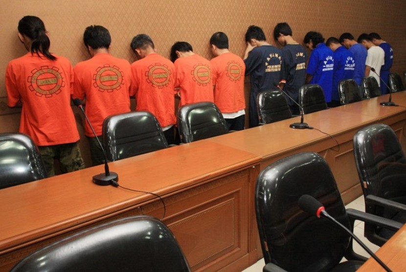 Dua belas dari lima belas tersangka pelaku kejahatan dan penganggu keamanan diperlihatkan saat gelar barang bukti dan tersangka di Mapolres Jakarta Selatan, beberapa waktu lalu.