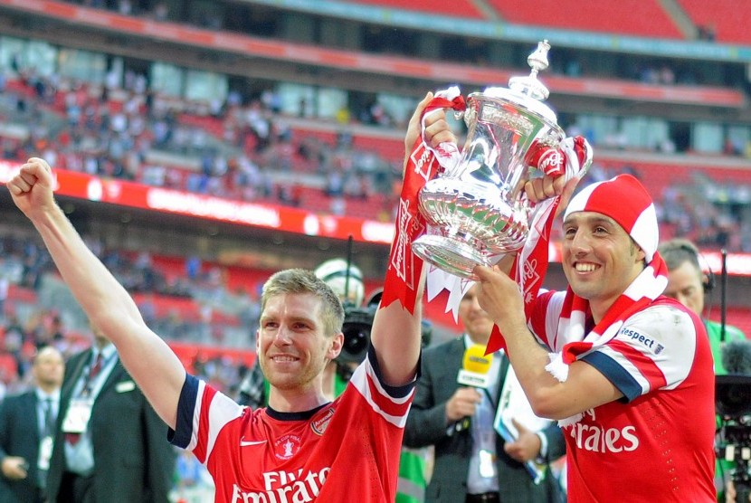 Santi Cazorla (kanan) saat masih berseragam Arsenal. 