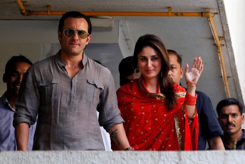 Dua bintang Bollywood, Saif Ali Khan (kiri) dan Kareena Kapoor (kanan) berjalan menuju balkon untuk menemui para fansnya setelah menikah di Mumbai, India, 16 Oktober lalu. 