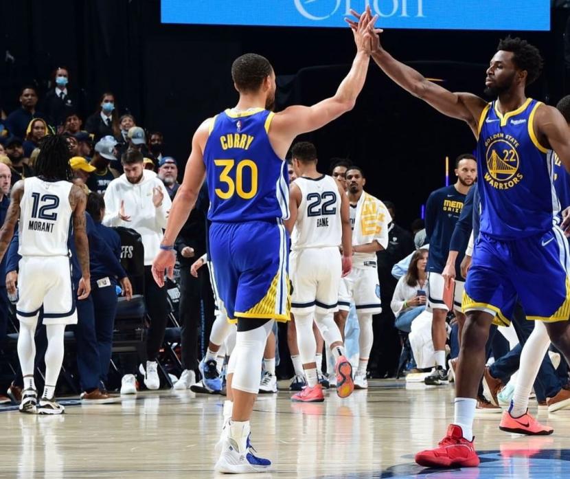 Dua bintang Golden State Warriors, Stephen Curry (kiri) dan Andrew Wiggins beraksi di final NBA 2022. 