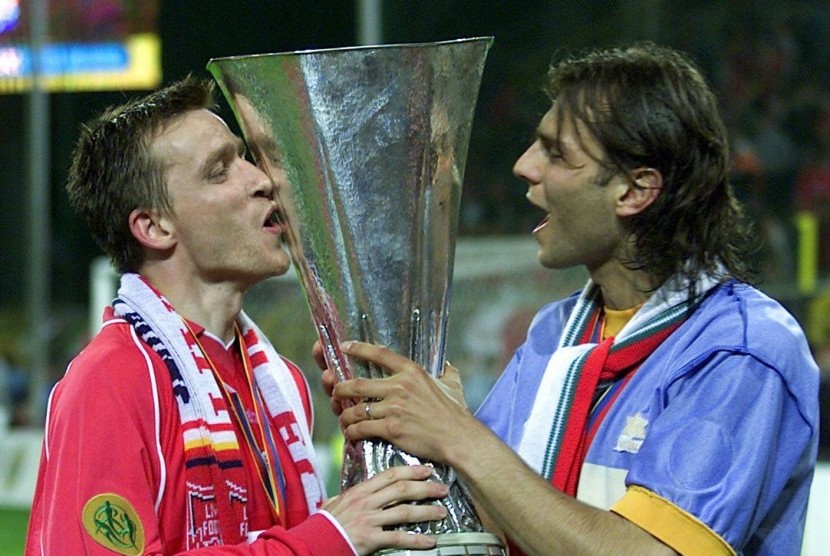 Dua bintang Liverpool, Vladimir Smicer (kiri) dan Patrick Berger saat menjuarai Piala Eropa pada 2001.