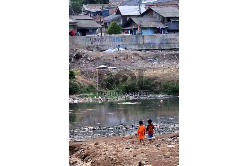 Dua bocah bermain di sungai yang telah mengering di kawasan Petamburan, Jakarta, Selasa (15/9).