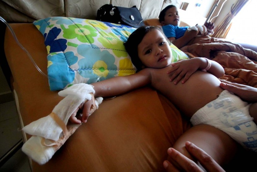 Dua bocah kakab beradik korban Demam Berdarah Dengue (DBD) menjalani perawatan intensif di salah satu rumah sakit di Lhokseumawe, Provinsi Aceh, Senin (5/9). 