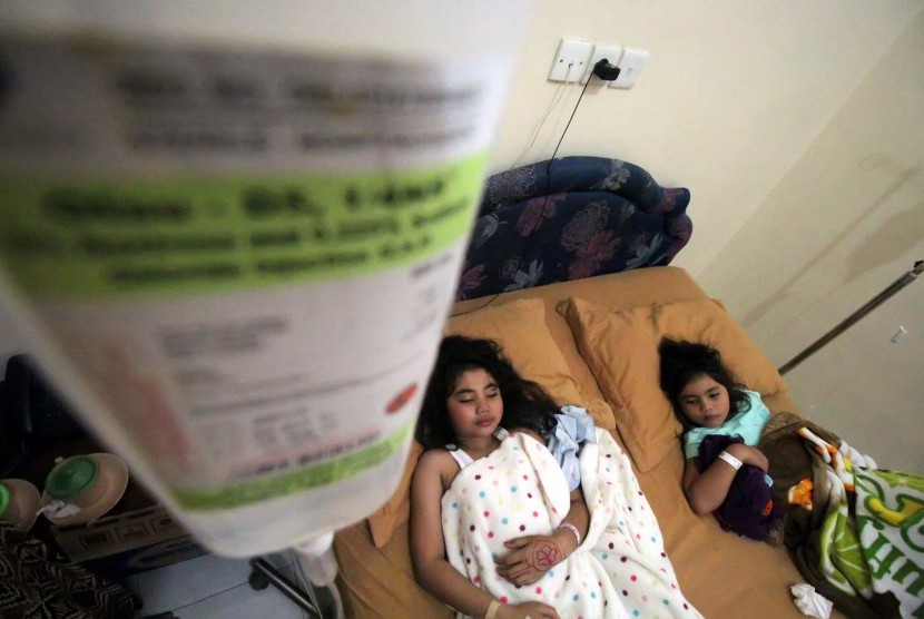 Dua bocah kakak beradik korban Demam Berdarah Dengue (DBD) menjalani perawatan intensif di salah satu rumah sakit di Lhokseumawe, Provinsi Aceh, Senin (5/9). 
