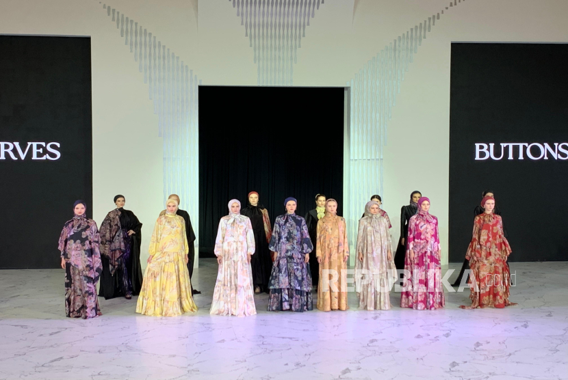 Dua brand fashion Buttonscarves dan Benang Jarum, turut meramaikan gelaran Fashion Nation XIX di Senayan City, Jakarta, pada Jumat (26/9/2025). 