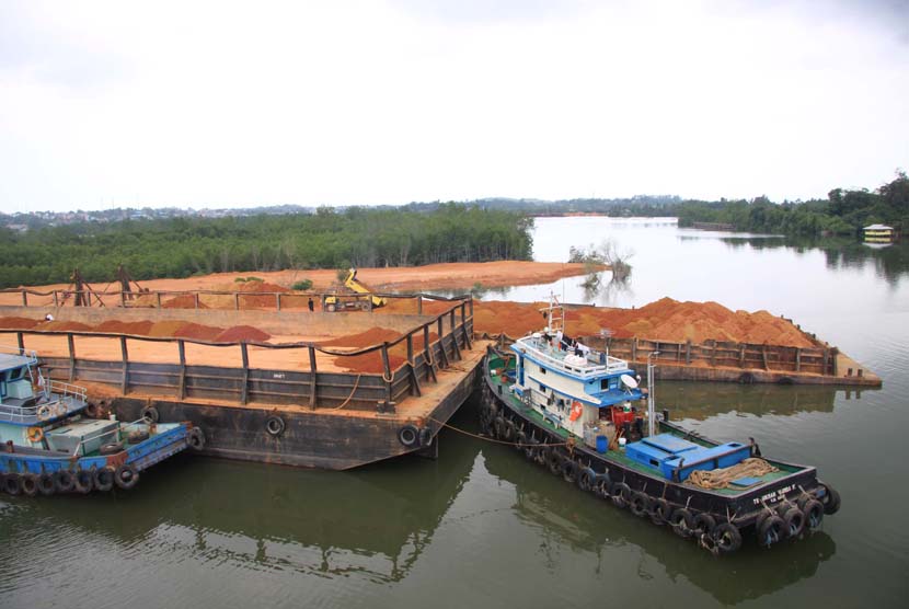 Dua buah kapal tongkang menampung biji bauksit siap ekspor di Sungai Carang, Tanjungpinang, Kepulauan Riau. Pemerintah melalui Kementerian Energi dan Sumber Daya Mineral (ESDM) resmi akan menyetop ekspor bijih bauksit mulai 10 Juni 2023 mendatang demi mendukung hilirisasi di dalam negeri.