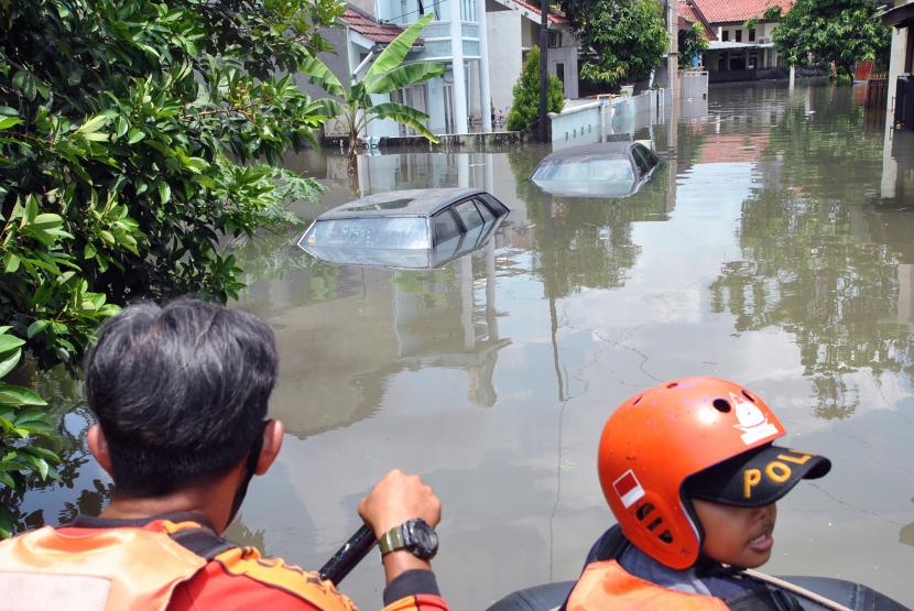 petugas menyusuri permukiman terdampak banjir untuk menyelamatkan warga (ilustrasi).