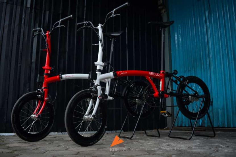 Dua unit sepeda lipat Brompton  merek Kreuz  produksi Bandung yang digunakan oleh Presiden Jokowi, Senin (17/8). 