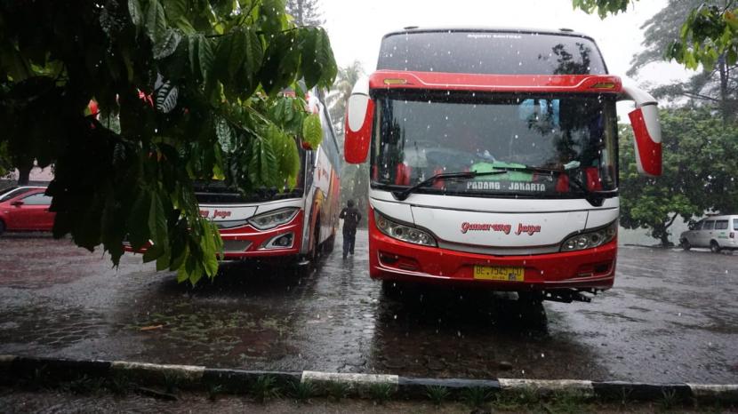 Bus Gumarang Jaya mengangkut perantau Sumbar.  Di jalan Jorong Baringin, Nagari Pitalah, Kecamatan Batipuh, Kabupaten Tanah Datar, Sumatra Barat bus ini menabrak sekumpulan pelajar.