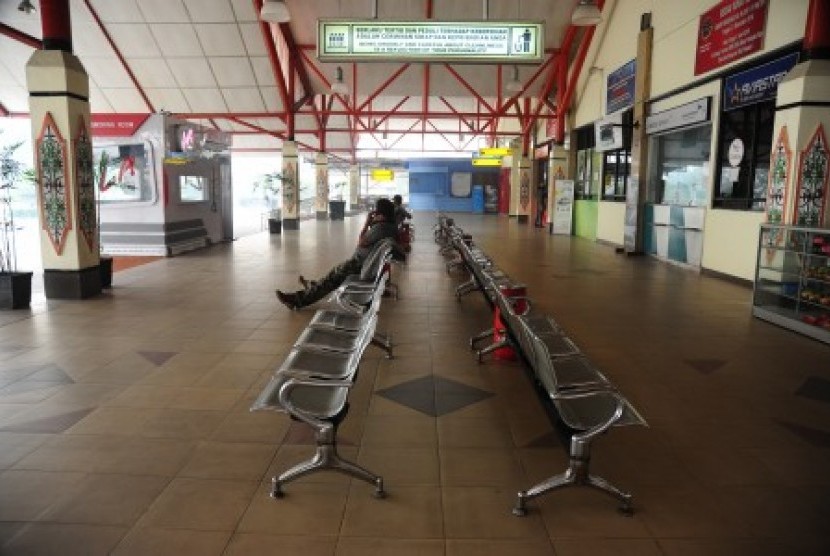 Dua calon penumpang duduk di ruang tunggu Bandara Tjilik Riwut, Palangkaraya, Kalimantan Tengah, Selasa (27/10). 