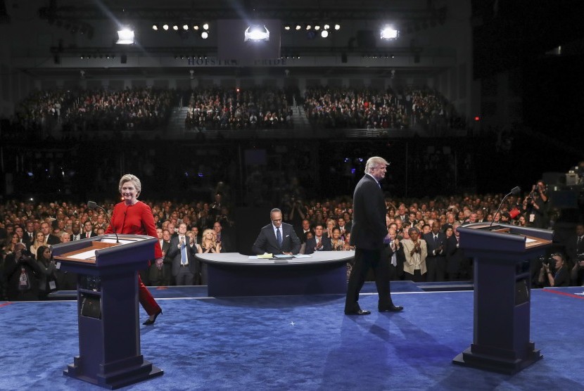Dua calon presiden Amerika Serikat Donald Trump dan Hillary Clinton akhirnya berhadapan langsung untuk melakukan debat pertamanya di Hofstra University, Hempstead, New York, Senin Malam (26/9) 