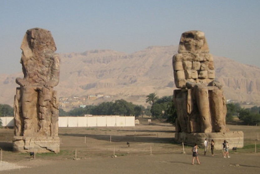 Dua Colossus Firaun Amenhotep III
