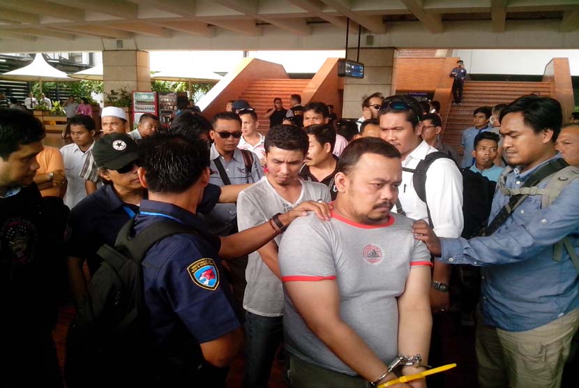 Dua dari 10 tahanan kabur BNN yang berhasil kembali ditangkap di bandara Soekarno Hatta, Jakarta, Sabtu (9/5).