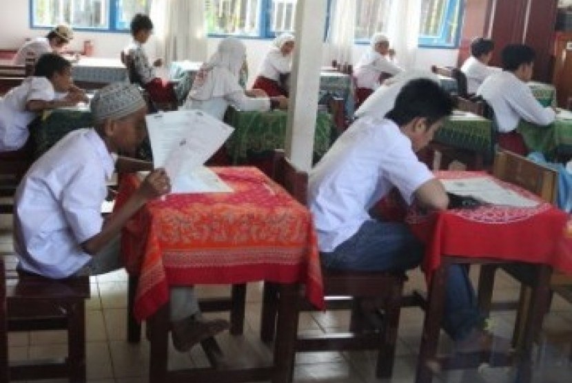 Dua dari enam siswa sekolah Filial atau sekolah khusus bagi pekerja anak di Pasar Baru Banjarmasin mengikuti ujian nasional tahun 2011 di SDN Mawar 2 Banjarmasin.