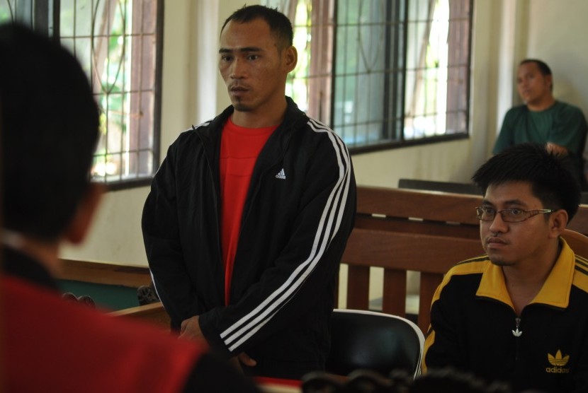 Dua dari tiga terdakwa kasus dugaan tindak pidana perikanan (ilegal fishing), warga negara Malaysia, Moh Qhairul Bin Samaluddin (kanan) dan WNA asal Filipina, Jessie D Costurico, mengikuti sidang lanjutan dengan agenda pembacaan putusan di Pengadilan Neger