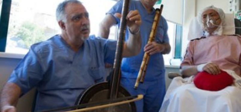 Dua dokter Turki tengah memberikan terapi musik kepada pasiennya