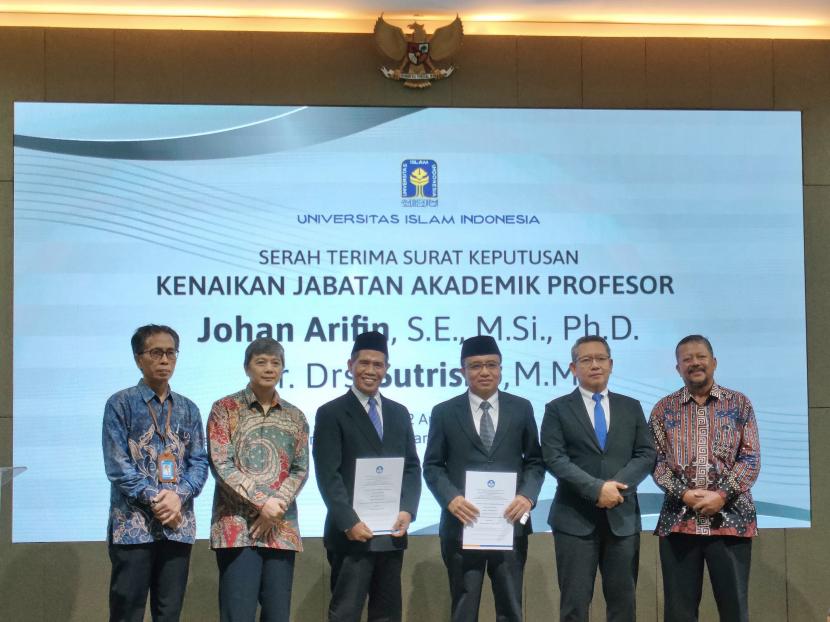 Dua dosen Fakultas Bisnis dan Ekonomika Universitas Islam Indonesia (FBE UII), resmi menjadi guru besar dan meraih gelar profesor pada Selasa (2/4/2024). Keduanya yakni Prof. Johan Arifin, S.E., M.Si., Ph.D. dan Prof. Dr. Drs. Sutrisno, M.M.