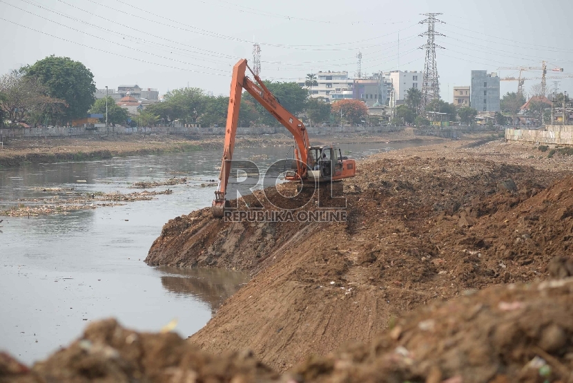  Dua ekskavator mengeruk lumpur yang mengendap menjadi tanah di pinggiran Banjir Kanal Barat (BKB), Jakarta, Senin (2/11). (Republika/Yasin Habibi)