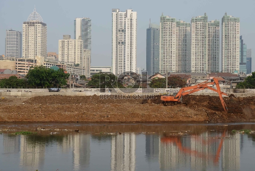 Dua ekskavator mengeruk lumpur yang mengendap menjadi tanah di pinggiran Banjir Kanal Barat (BKB), Jakarta, Senin (2/11).  (Republika/Yasin Habibi)