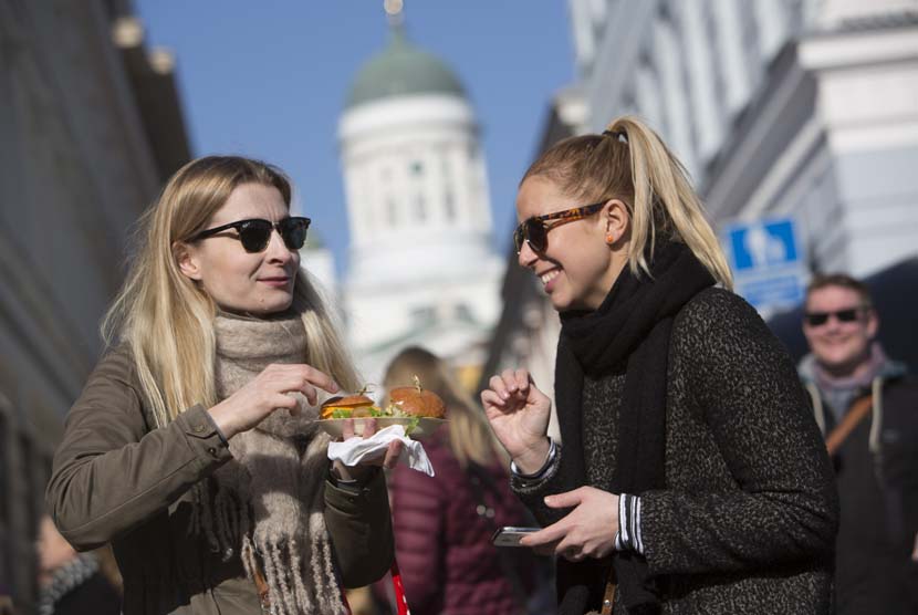Dua gadis menikmati festival kuliner jalanan di Helsinki, Finlandia. (ilustrasi) 