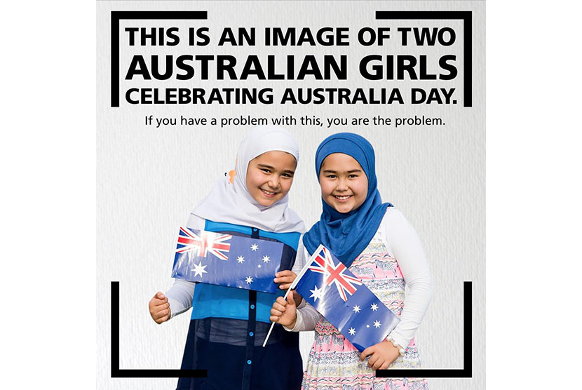 Dua gadis Muslim merayakan Australia Day 2016. Papan iklan yang menampilkan mereka dipaksa diturunkan.
