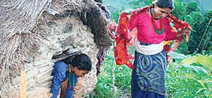 Dua gadis Nepal keluar dari gubuk yang dijadikan tempat untuk melakukan ritual Chhaupadi.