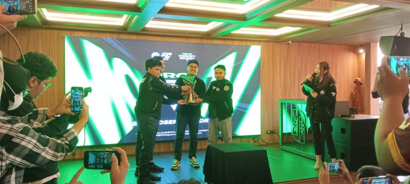 Dua gamer Indonesia, Ahmad Nurhakim (ID.GarudaFM) dan Dennis Al Farizi Wahdiat Putra (Kumaa/ID.Hazard) menorehkan prestasi membanggakan dalam ajang EA Sports FC Pro Mobile Festival 2024 dengan keluar sebagai juara. 