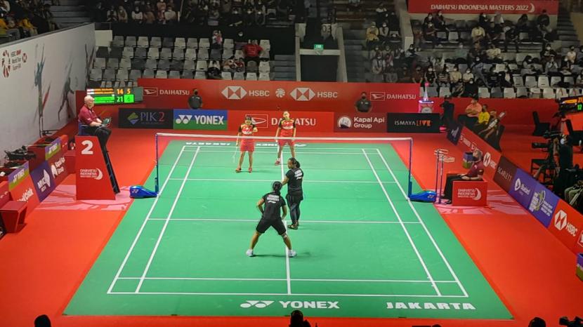 Dua Ganda Putri Indonesia, Titis Maulida Rahma/Bernandine Anindya Wardana, dan Anisanaya Kamila/Az Zahra Ditya Ramadhani, bertemu pada babak 32 Besar indonesia Masters 2022, di Istora, Senayan, Jakarta, Rabu (8/6).