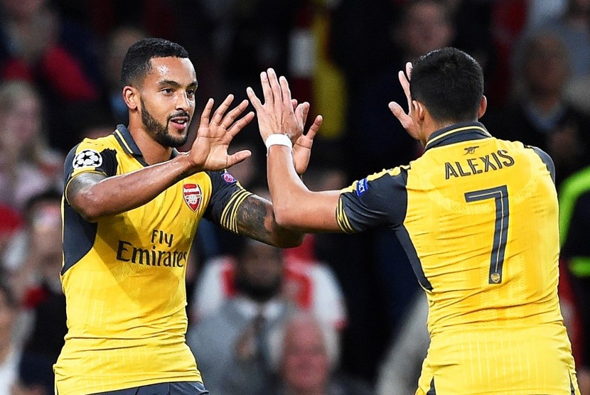 Dua gelandang Arsenal, Theo Walcott (kiri) dan Alexis Sanchez merayakan gol kedua timnya ke gawang FC Basel, Kamis (29/9) dini hari WIB. Pada laga Liga Champions di stadion Emirates itu, Arsenal menang 2-0.