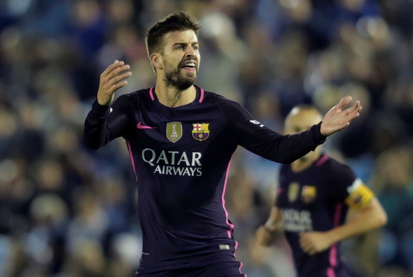 Bek Barcelona Gerrard Pique. 