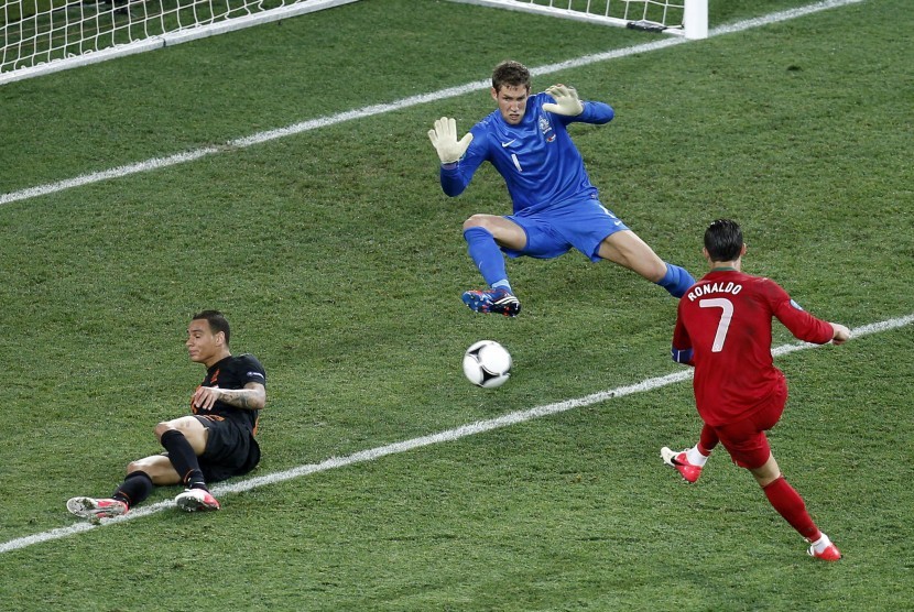 Dua gol Ronaldo hentikan langkah Belanda di Piala Eropa 2012