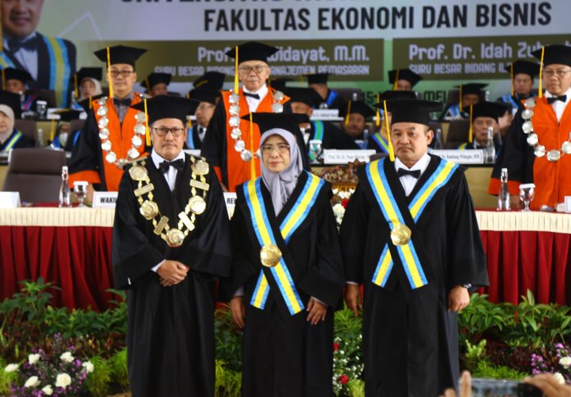 Dua guru besar (gubes) dari Fakultas Ekonomi dan Bisnis (FEB) Universitas Muhammadiyah Malang (UMM) sukses dikukuhkan pada 18 Mei 2024. Keduanya adalah Prof Dr Idah Zuhroh MM dan Prof Dr Widayat MM.