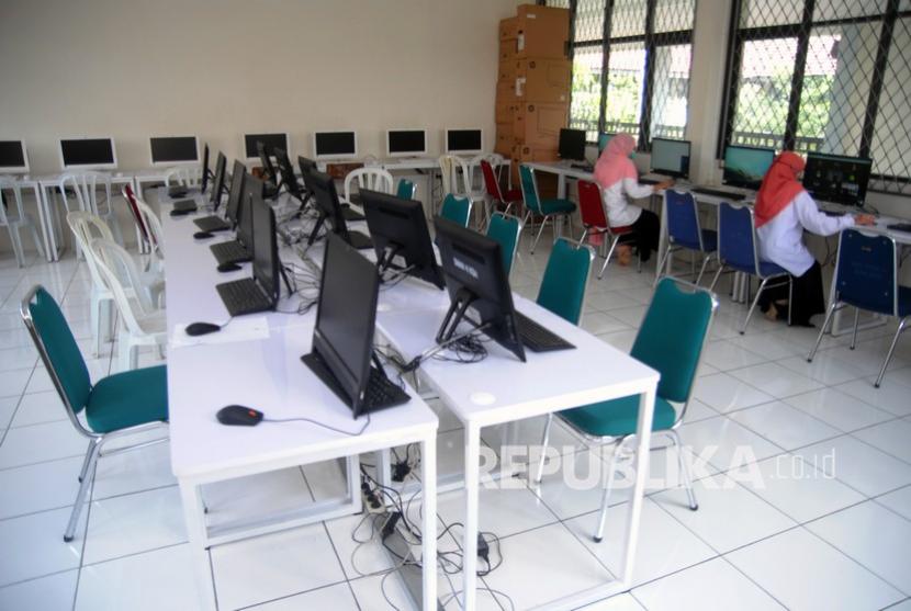 Dua guru melakukan pembelajaran jarak jauh secara daring kepada siswanya di Laboratorium Komputer SMAN 4, Kota Bogor, Jawa Barat, Rabu (9/2/2022). Pemerintah daerah di wilayah aglomerasi Jabodetabek menghentikan proses pembelajaran tatap muka (PTM) setelah ditetapkan sebagai daerah berstatus PPKM level 3 dan pelaksanaan pembelajaran di satuan pendidikan dilakukan melalui pembelajaran daring. 