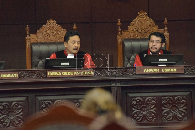 Dua Hakim Konstitusi Anwar Usman (kanan) dan I Dewa Gede Palguna (kiri) saat memimpin sidang atas saksi Juru Bicara Komunitas Pendukung Ahok (Kompak) Tsamara Amany dalam sidang uji UU No. 8 Tahun 2015 tentang Perubahan Atas UU Nomor 1 Tahun 2015 tentang Pe