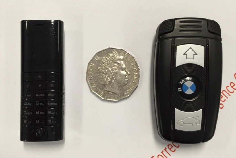 Dua HP kecil yang telah dimodifikasi dalam bentuk remote control dan kunci otomatis mobil.