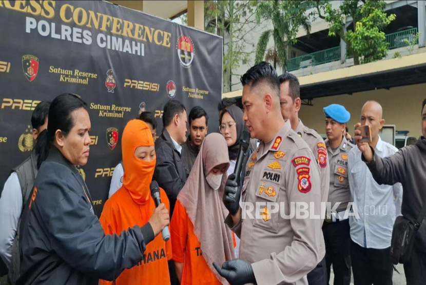 Dua Ibu Rumah Tangga Asal Kota Cimahi, Jawa Barat Ditangkap Satuan Reserse Kriminal Polres Cimahi. Keduanya Menjalankan Bisnis Arisan Bodong.