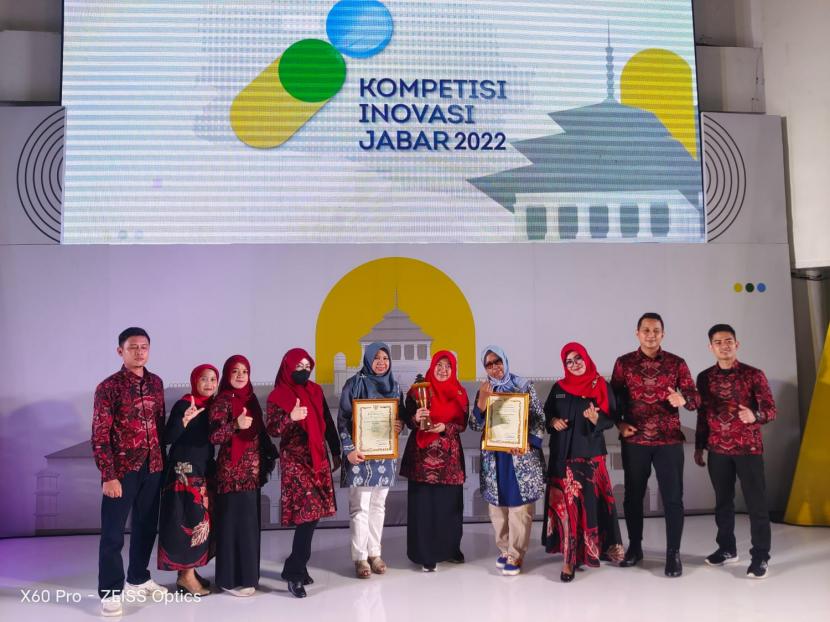 Dua inovasi Pemkot Sukabumi raih penghargaan dalam ajang Kompetisi Inovasi Jawa Barat (KIJB) yang diselenggarakan Pemprov Jawa Barat pada Rabu (21/12/2022) lalu. Para penerima penghargaan dari Bappeda Kota Sukabumi dan inovator dari Puskesmas Pabuaran Dinkes dan DKP3 tengah memperlihatkan piala dan piagam.