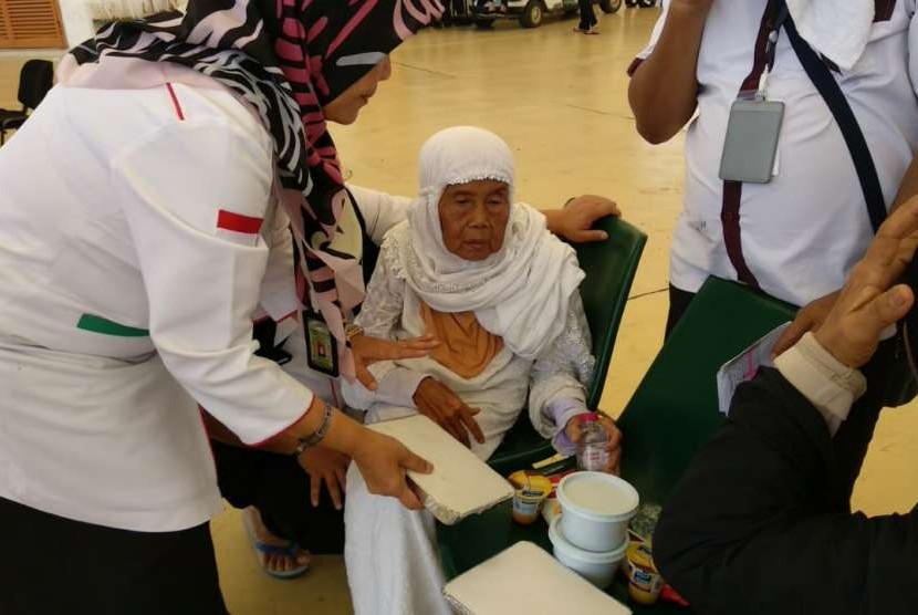 Dua jamaah haji furodah lansia ditolong petugas haji Indonesia di Bandara Jeddah. (ilustrasi)