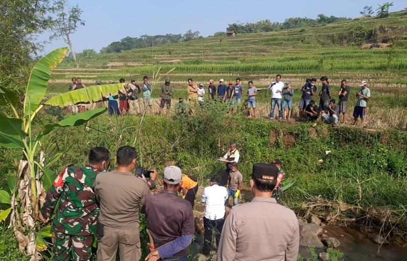 Dua jasad ditemukan di dua sungai yang berbeda di wilayah Kabupaten Sumedang, Senin (12/8/2024) sore. Tim gabungan dari Polres Sumedang melakukan olah tempat kejadian perkara (TKP) dan evakuasi korban hingga Senin (12/8/2024) sore. 