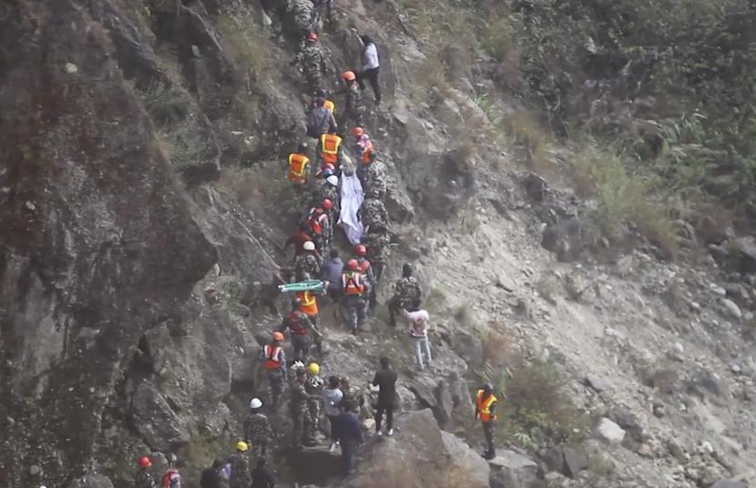 Dua jenazah korban jatuhnya pesawat penumpang Yeti Airlines di Nepal kembali ditemukan.