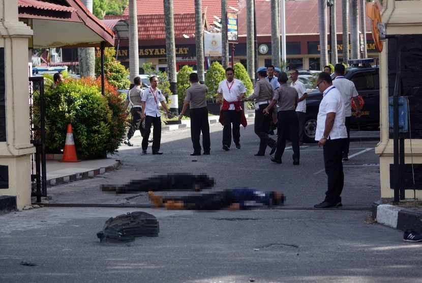 Dua jenazah pelaku penyerangan tergeletak di jalan pintu masuk Polda Riau di Pekanbaru, Riau, Jumat (16/5).