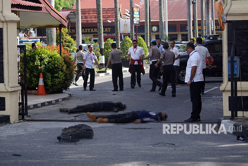 Dua jenazah pelaku penyerangan tergeletak di jalan pintu masuk Polda Riau di Pekanbaru, Riau, Rabu (16/5).