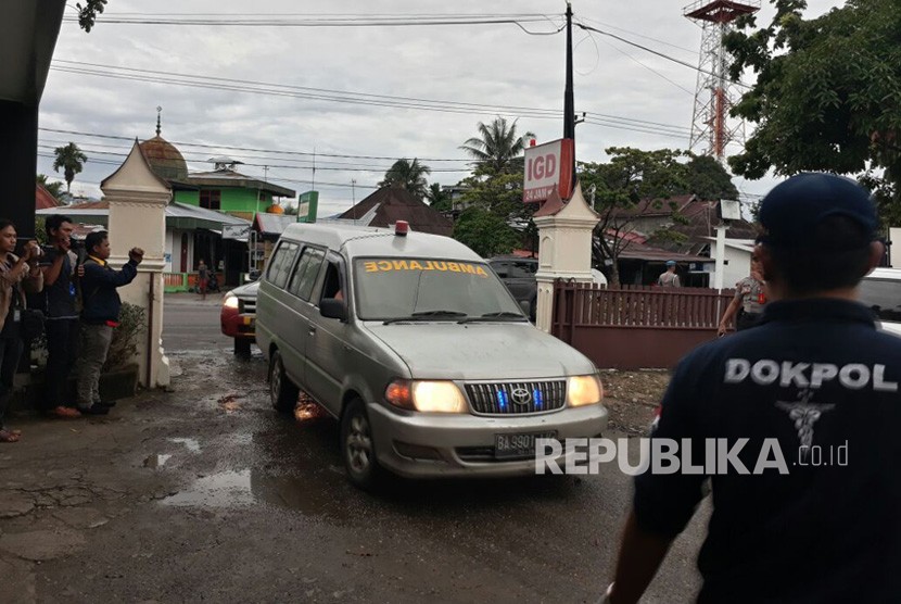 Dua jenazah terduga teroris yang melakukan penyerangan di Mapolres Dharmasraya tiba di RS Bhayangkara, Padang, Sumatra Barat, Ahad (12/11). 