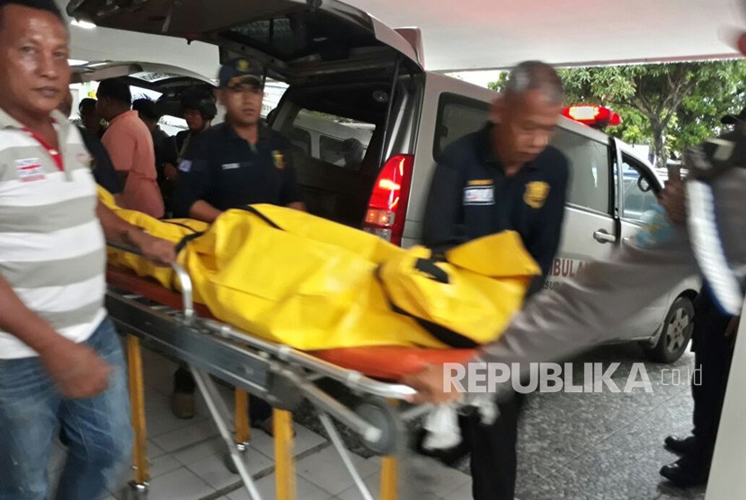 Dua jenazah terduga teroris yang melakukan penyerangan di Mapolres Dharmasraya tiba di RS Bhayangkara, Padang, Sumatra Barat, Ahad (12/11). 
