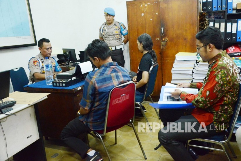 Dua jurnalis foto, Prima Mulia dan Iqbal Kusumadireza didampingi kuasa hukum dari Lembaga Bantuan Hukum (LBH) Kota Bandung, melaporkan dugaan kekerasan oleh aparat kepolisian saat meliput Mayday ke bagian Propam Polrestabes Bandung, Kamis (2/5). 