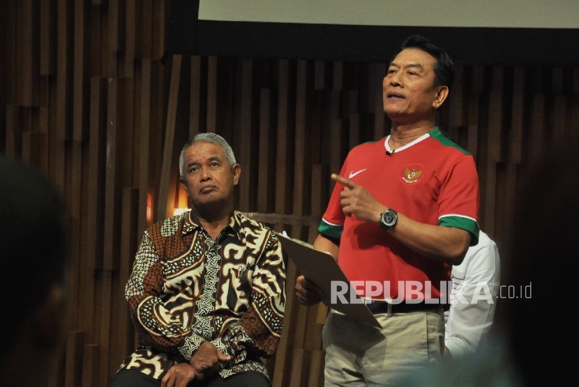 Dua kandidat calon ketua umum PSSI Djohar Arifin Husin (kiri) dan Moeldoko.