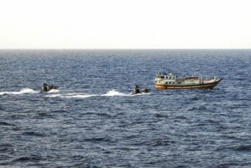 Dua kapal motor militer Belanda mengejar kapal nelayan Iran yang dikuasai perompak Somalia, 3 April 2011.