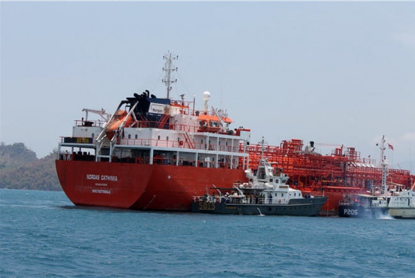 Laporan Reuters menyatakan terdapat perwira tentara Angkatan Laut Republik Indonesia (AL RI) telah meminta bayaran sebesar 375 ribu dolar AS untuk membebaskan sebuah kapal tanker pada pekan lalu. Tuduhan ini pun langsung dibantah